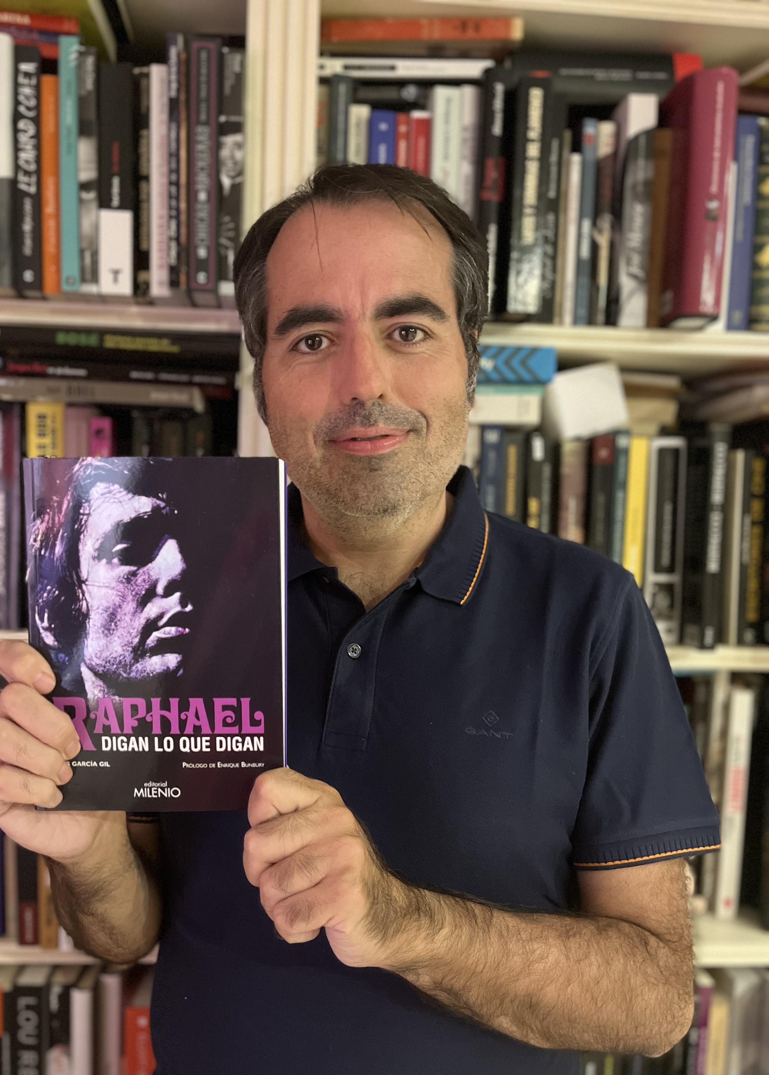 Editorial Milenio publica 'Raphael. Digan lo que digan',  un retrato biográfico de este popular y controvertido artista que lleva más de seis décadas sobre los escenarios